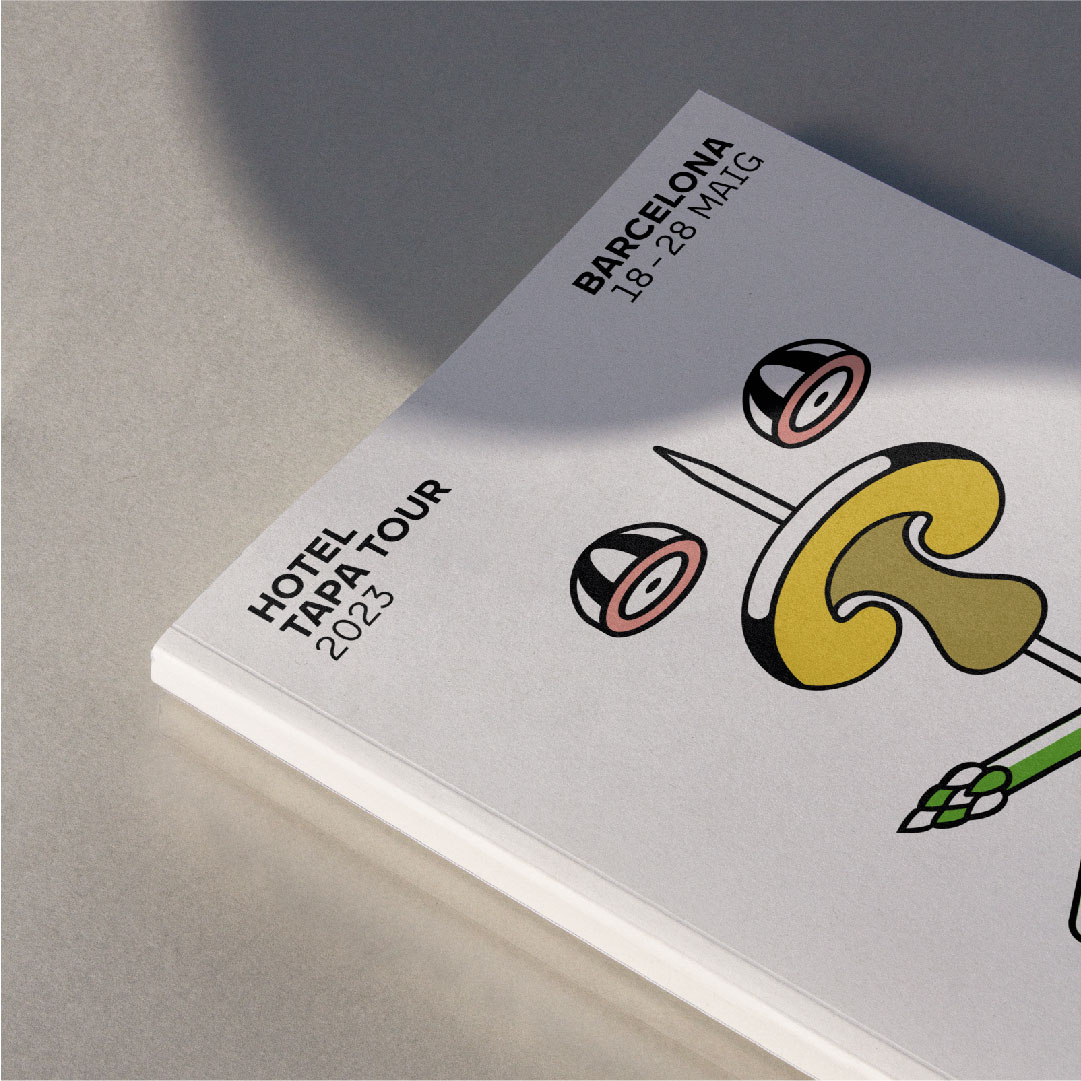 Fotograf&iacute;a de un libro con un elemento de la gr&aacute;fica del HOTEL TAPA TOUR 2023. Dise&ntilde;ado por el estudio esiete de branding y comunicaci&oacute;n.